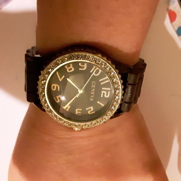 Dark brown colored Geneva watch - Picture 8 of 8